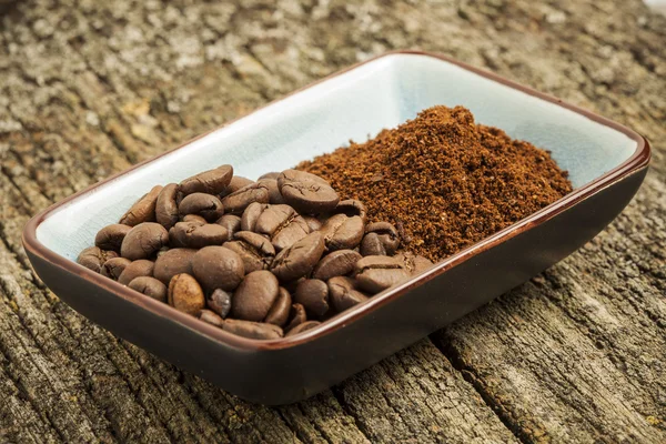 Ground coffee and coffee beans — Stock Photo, Image