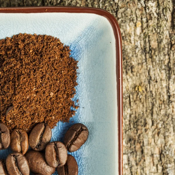 Ground coffee and coffee beans — Stock Photo, Image