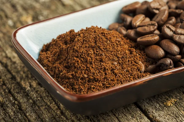 çekilmiş kahve ve kahve çekirdekleri