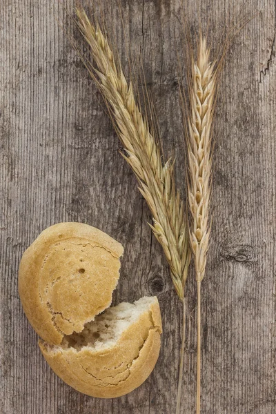 Хлеб и пшеничные уши — стоковое фото