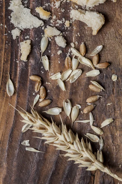 Wheat ear and bread — Stock Photo, Image