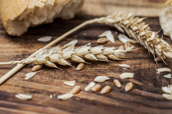 Пшеничные уши и хлеб — стоковое фото