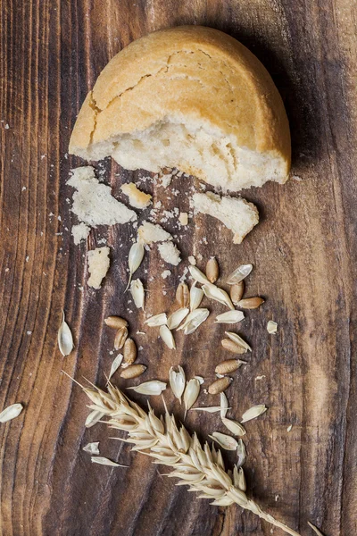 Пшеничное ухо и хлеб — стоковое фото