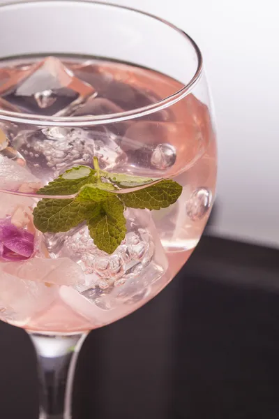 Rózsaszín gin tonic — Stock Fotó