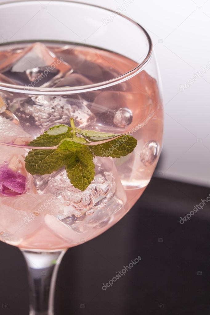 Pink gin tonic