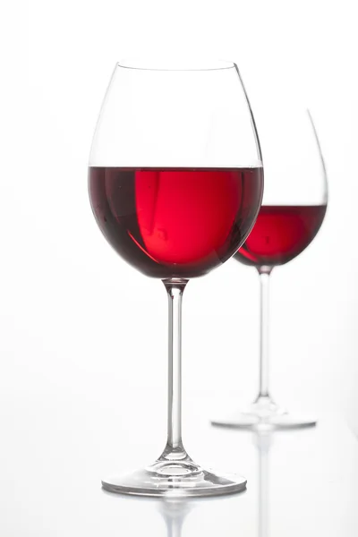 İki kadeh kırmızı şarap.