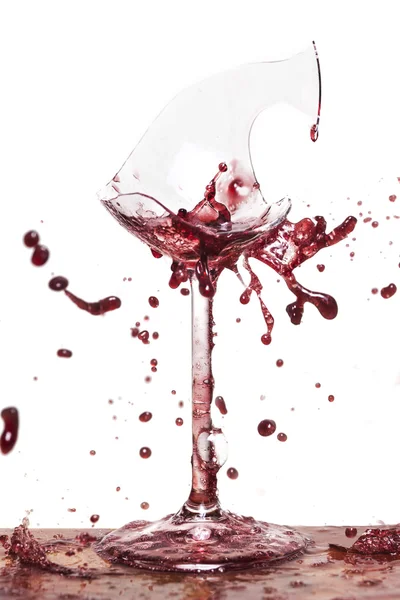 Rozbité sklenice na víno s šplouchání víno Royalty Free Stock Fotografie