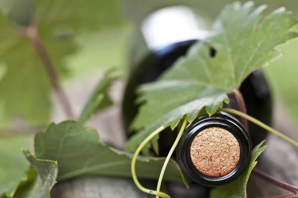 doğa arka plan üzerinde şarap şişe