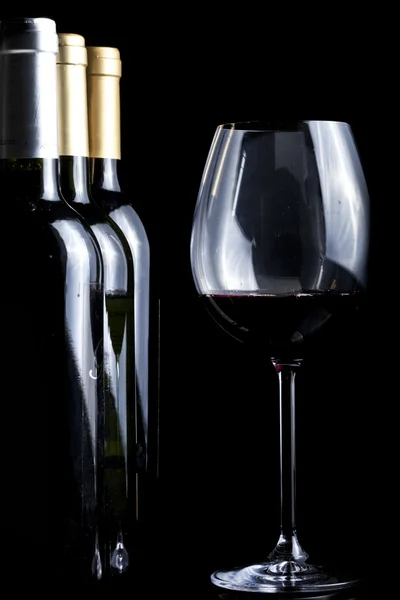 Bottiglie e bicchiere di vino — Foto Stock