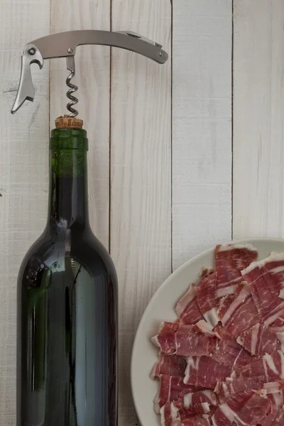 domuz şarap şişesiyle