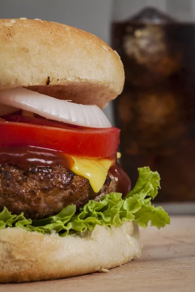 bardak kola ile Burger