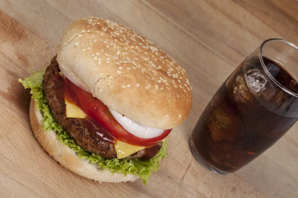 bardak kola ile Burger