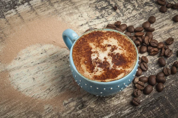 Kaffee mit Kaffeebohnen — Stockfoto