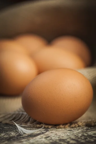 Eier in Großaufnahme auf rustikalem Sacktuch lizenzfreie Stockbilder