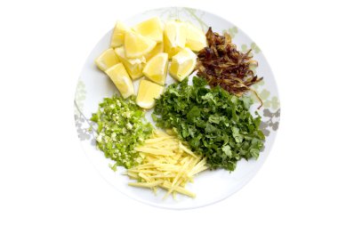 Haleem süsleme Zencefil otlar limon yeşil chilies ve kahverengi kızarmış soğan