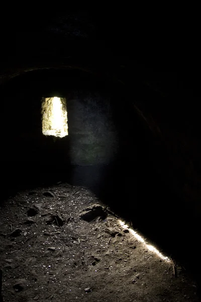 Een lichtpuntje in het donker kerker — Stockfoto