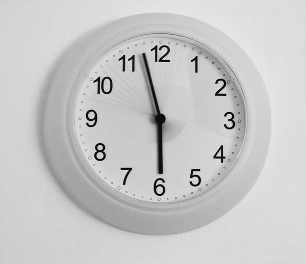 Черно-белые винтажные настенные часы медленно тикают Лицензионные Стоковые Изображения