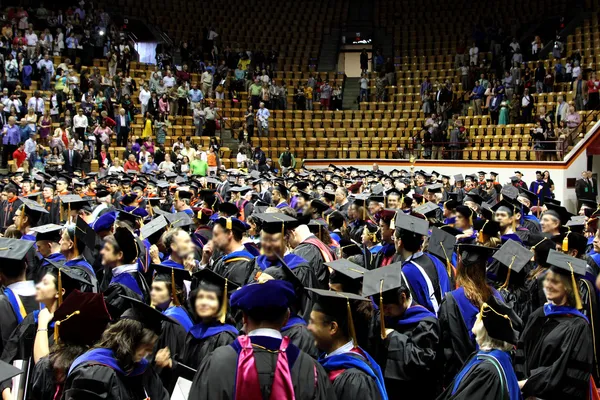 Estudantes que frequentam a cerimônia de formatura juntos — Fotografia de Stock