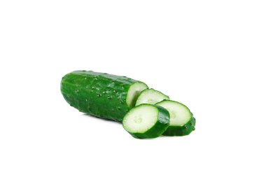 Beyaz arka plan üzerinde izole taze yeşil salatalık