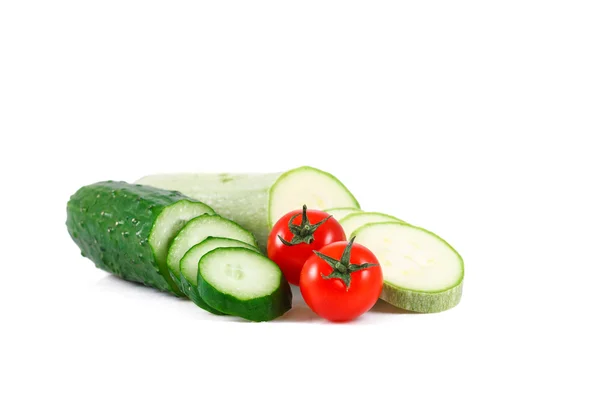Свежий зеленый мозг, помидор и огурец изолированы на белом фоне — стоковое фото