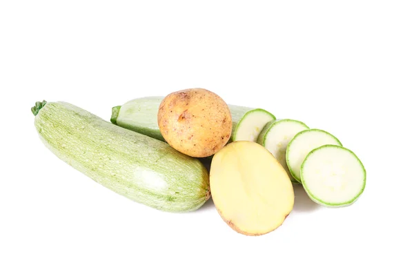 Свежий зеленый мозг и картофель на белом фоне — стоковое фото