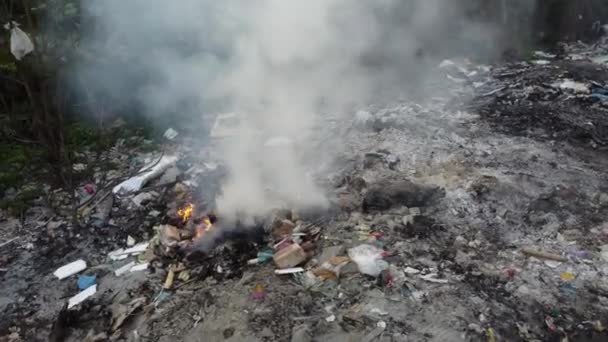 Rotierende Spurensicherung Öffnet Brennenden Müll Auf Illegaler Mülldeponie — Stockvideo