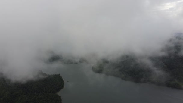 Утреннее Облако Над Тропическими Лесами Малайзии Спокойный Вид Озеро — стоковое видео