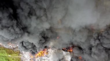 Fabrikada hava manzaralı duman ve yanma