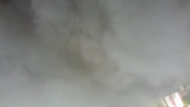 Letecký Pohled Hořící Budovy Plamenech Oblohu Valí Spousta Kouře — Stock video