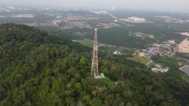Hava görüntüsü 4G, 5G telekomünikasyon kulesi yeşil alanda.