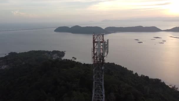 Wieża Telekomunikacyjna Widokiem Lotu Ptaka Zachód Słońca Pobliżu Morza — Wideo stockowe