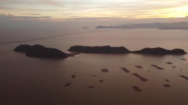 Penang İkinci Köprüsü, Pulau Aman Adası ve deniz kenarındaki balık çiftliğinin gün batımını izlemek için güzel bir gün batımı.