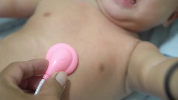 Pov父手使用Stethoscopeおもちゃチェック体音の赤ちゃん — ストック動画