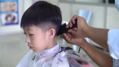 Berber, COVID-19 salgınında risk altında olduğu için maske takıyor.