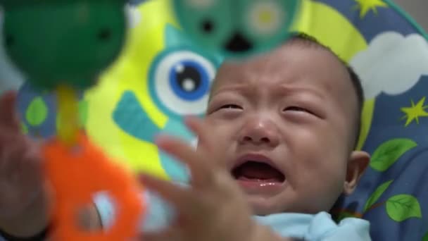 Dziecko Płacze Łóżku Podczas Gry Grzechotka Muzyczne Dziecko Zabawki — Wideo stockowe