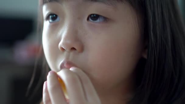 Cierre Cara Asia Niño Comer Manzana Familia Amor Concepto Paternidad — Vídeo de stock