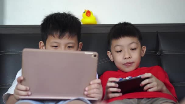 Zwei Brüder Lachen Und Spielen Das Handyspiel Kinder Lernen Technologie — Stockvideo