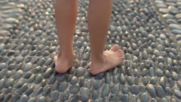 Zavřít Nohu Dítěte Chodit Masážní Kamenné Stezce Hřišti — Stock video