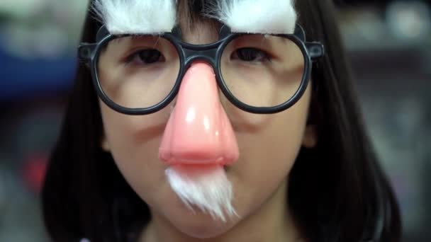 Επιλεκτική Εστίαση Στη Μύτη Του Αστεία Μάσκα Φορούν Από Μικρό — Αρχείο Βίντεο