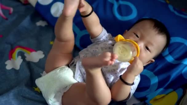 Bebé Niño Levantar Pierna Jugar Mientras Beber Leche — Vídeo de stock