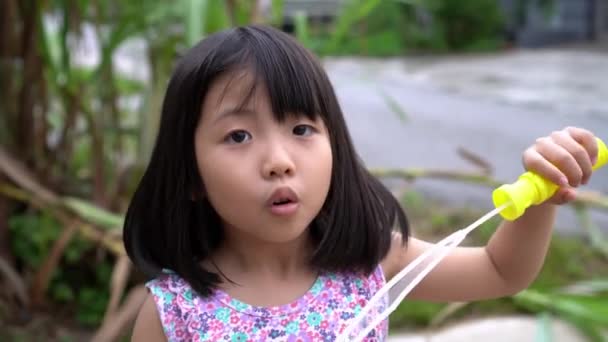 小女孩在户外玩泡泡游戏 亲子关系概念 — 图库视频影像