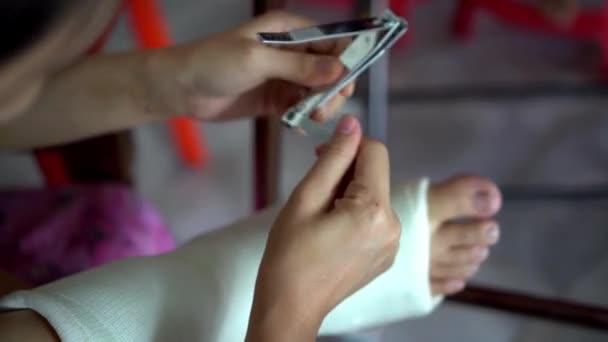 Жіноча Рука Очищає Ногу Допомогою Різака Нігтів — стокове відео