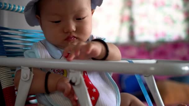 Asijské Dítě Nosit Batole Zástěru Sedět Dětské Židli — Stock video