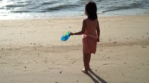 Niña Con Máscara Facial Llevar Paseo Barco Azul Mar — Vídeos de Stock