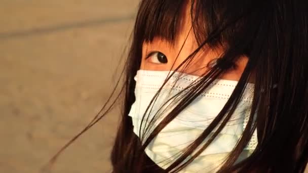 Kumsalda Rüzgarla Savrulduğu Için Dağınık Saçlı Küçük Kızın Yüzünü Kapat — Stok video