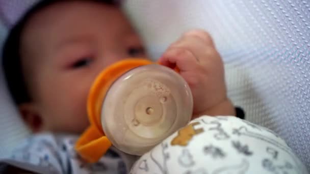 Bebek Eliyle Tutulan Süt Şişesinin Seçici Odak Noktası — Stok video