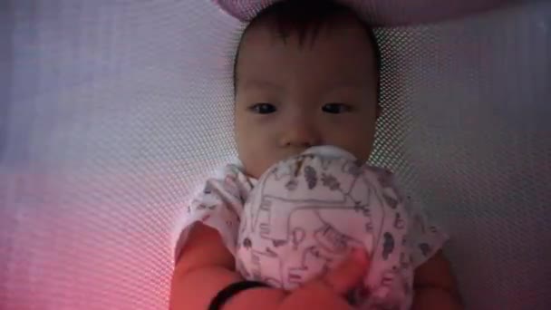 Knipperende Lichtbron Irriteren Baby Slapen — Stockvideo