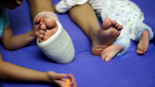 Dochter Kleur Oranje Bij Gips Van Moeder Baby Leert Kruipen — Stockvideo