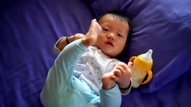 Bebek yatakta bacağını kaldır. Tuhaf hissediyorum.