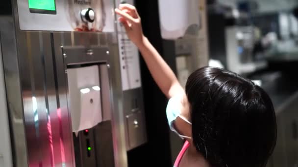 中国女孩在自动售货机上装冰激凌 — 图库视频影像
